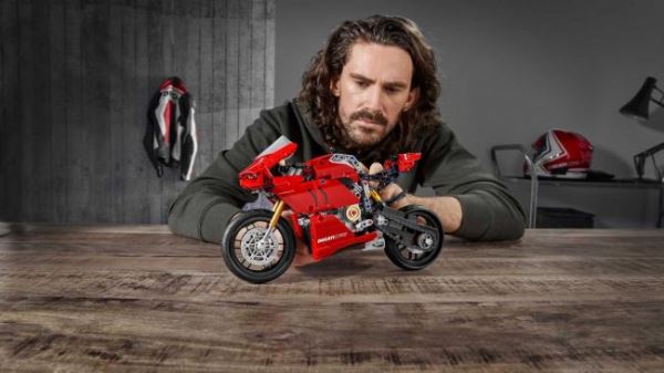 Гоночный Ducati Panigale V4, с рабочей КПП, можно собрать из LEGO