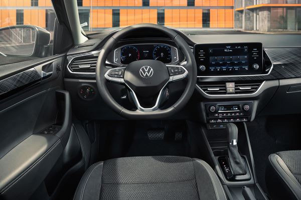 Volkswagen начал поставки обновленного Polo дилерам в России