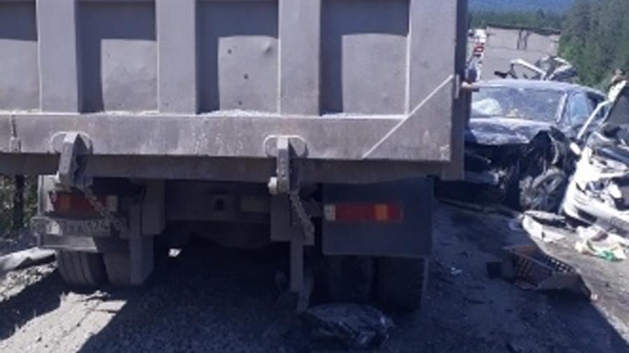 Грузовик без тормозов столкнулся с пятью легковушками в Челябинской области<br />
