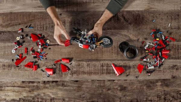 Гоночный Ducati Panigale V4, с рабочей КПП, можно собрать из LEGO