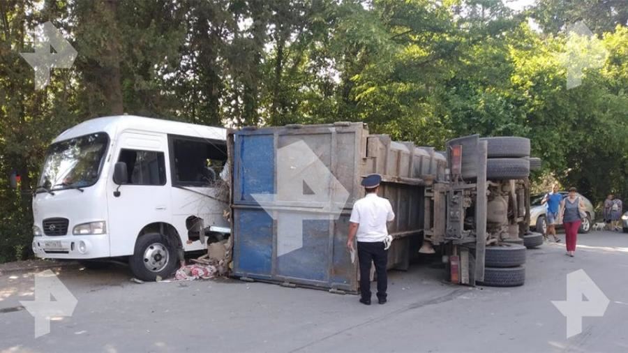 Автобус и грузовик столкнулись в Сочи<br />
