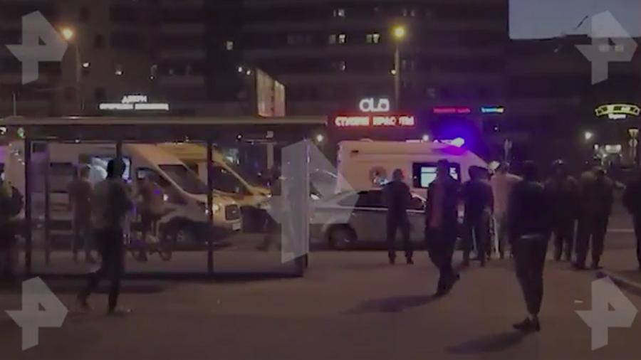 Автомобиль сбил троих человек на остановке в Петербурге<br />
