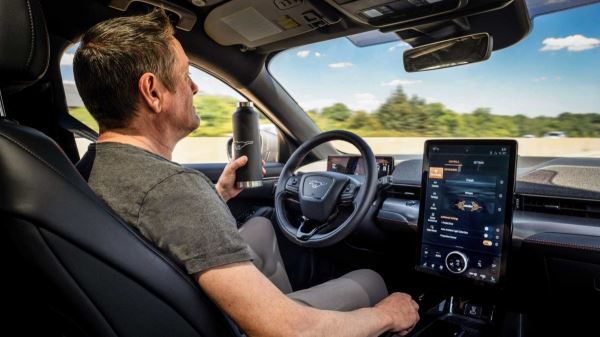 Ford Mustang Mach-E сможет ездить без рук водителя на руле