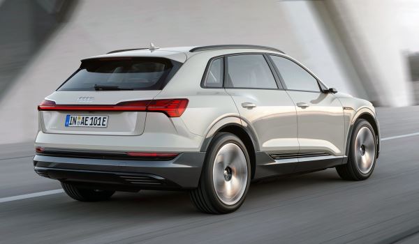 Audi начала продажи электрического кроссовера Audi e-tron в России